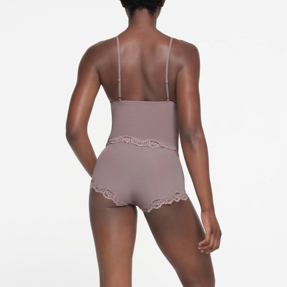 Skims Fits Everybody Triangle Lace Cami - Picture 6 of 6